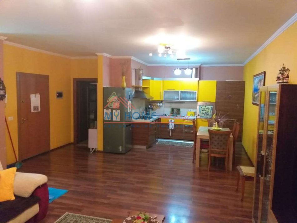 Tirane, jepet me qera apartament 2+1+Ballkon Kati 6, 136 m² 600 € (Don Bosko)