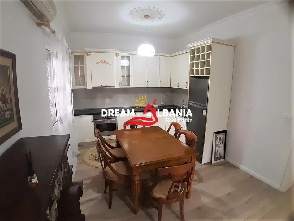 Tirane, jepet me qera apartament 2+1 Kati 3, 115 m² 750 € (Rruga e Kavajes prane Kishes Katolike)