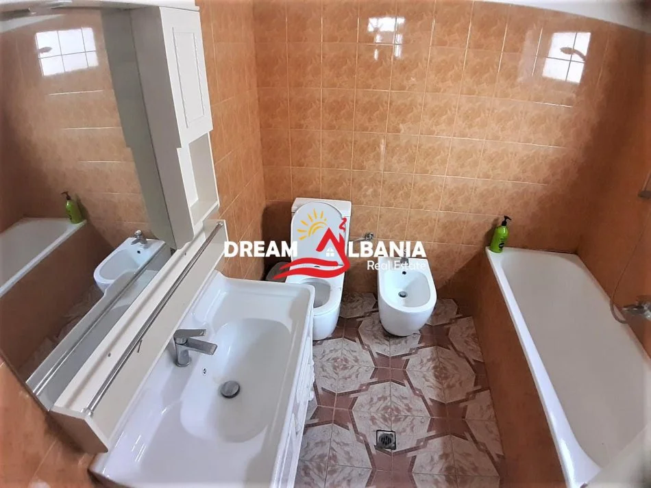 Tirane, jepet me qera apartament 2+1 Kati 3, 115 m² 750 € (Rruga e Kavajes prane Kishes Katolike)
