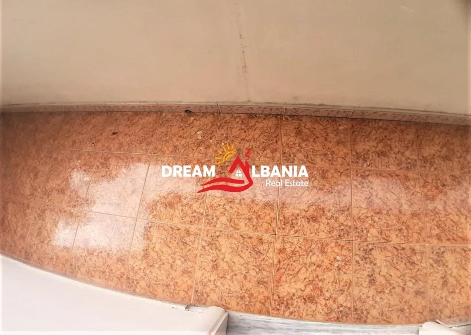 Tirane, jepet me qera apartament 2+1 Kati 3, 115 m² 750 € (Rruga e Kavajes prane Kishes Katolike)