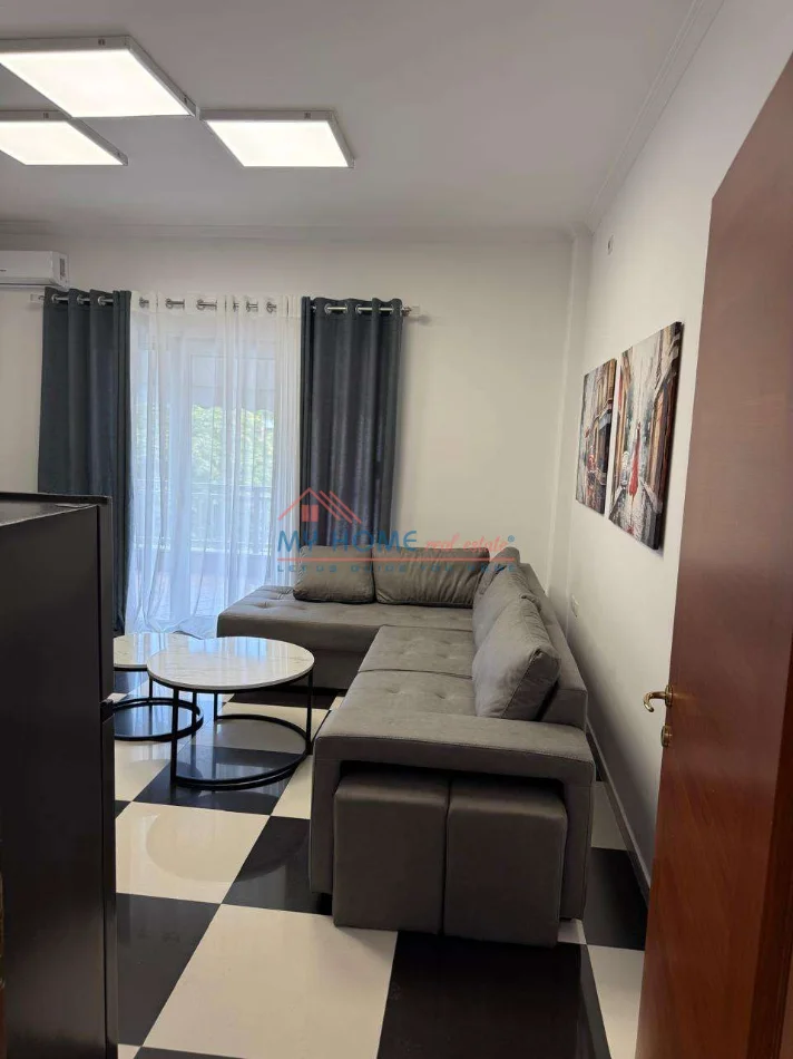 Tirane, jepet me qera apartament 1+1+Ballkon Kati 2, 70 m² 600 € (Rruga Xhanfize Keko)