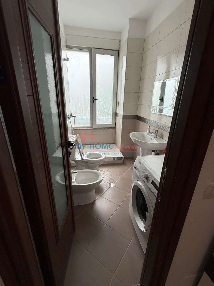 Tirane, jepet me qera apartament 1+1+Ballkon Kati 2, 70 m² 600 € (Rruga Xhanfize Keko)