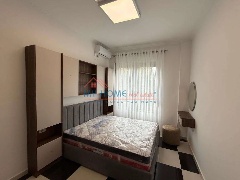 Tirane, jepet me qera apartament 1+1+Ballkon Kati 2, 70 m² 600 € (Rruga Xhanfize Keko)