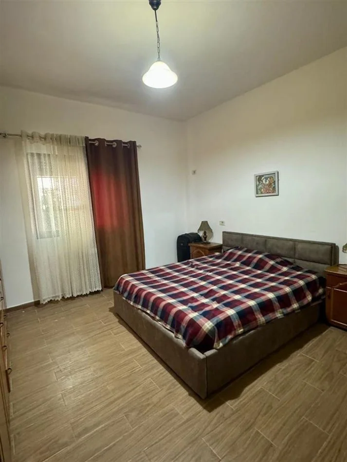 Tirane, jepet me qera shtepi 1+1+Ballkon Kati 1, 60 m² 390 € (rruga 5 Maj)