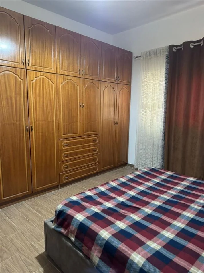 Tirane, jepet me qera shtepi 1+1+Ballkon Kati 1, 60 m² 390 € (rruga 5 Maj)