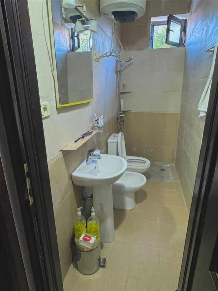 Tirane, jepet me qera shtepi 1+1+Ballkon Kati 1, 60 m² 390 € (rruga 5 Maj)