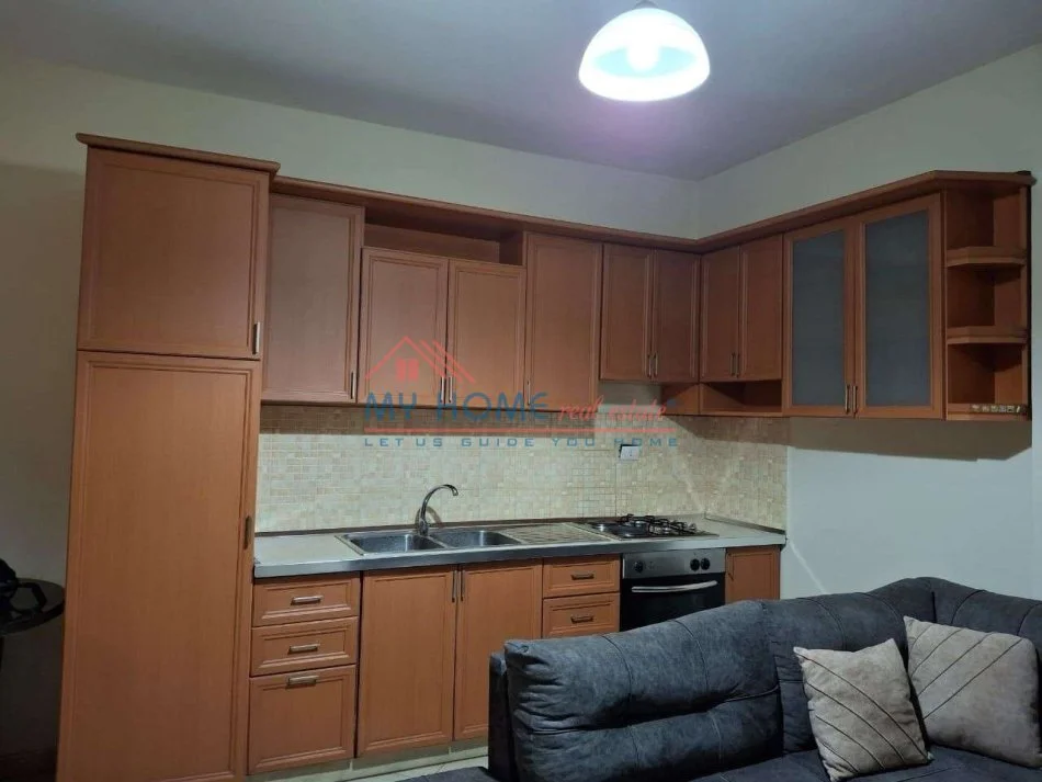 Tirane, jepet me qera apartament 1+1+Ballkon Kati 6, 70 m² 500 € (Rruga e Dibres)