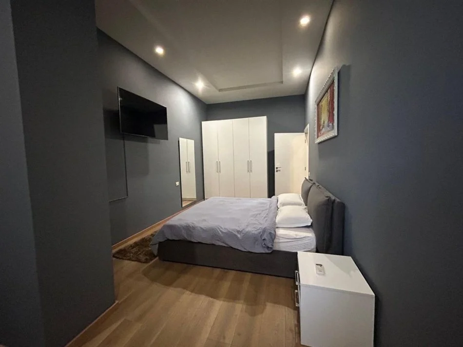 Tirane, jepet me qera apartament 1+1+Aneks+Ballkon Kati 2, 120 m² 650 € (liqeni thate)
