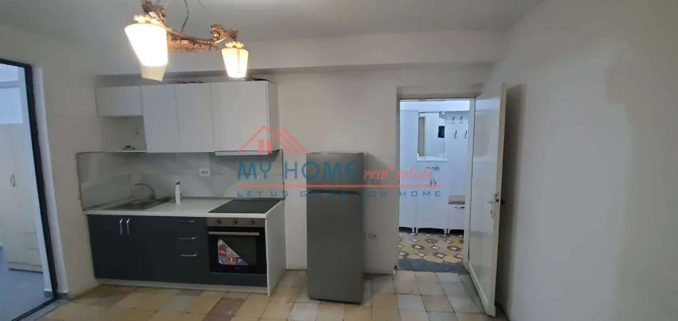Tirane, jepet me qera apartament 1+1+Ballkon Kati 5, 50 m² 400 € (Bulevardi Bajram Curri)