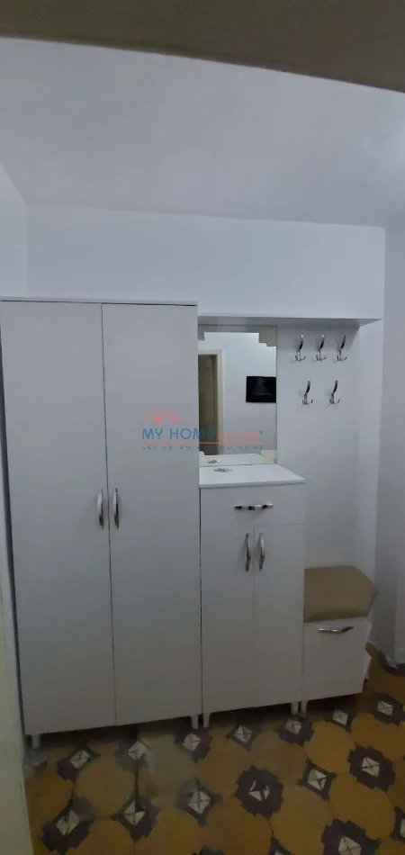 Tirane, jepet me qera apartament 1+1+Ballkon Kati 5, 50 m² 400 € (Bulevardi Bajram Curri)