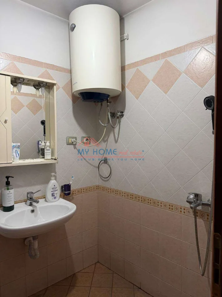 Tirane, jepet me qera apartament 1+1+Ballkon Kati 6, 47 m² 450 € (Brryli)
