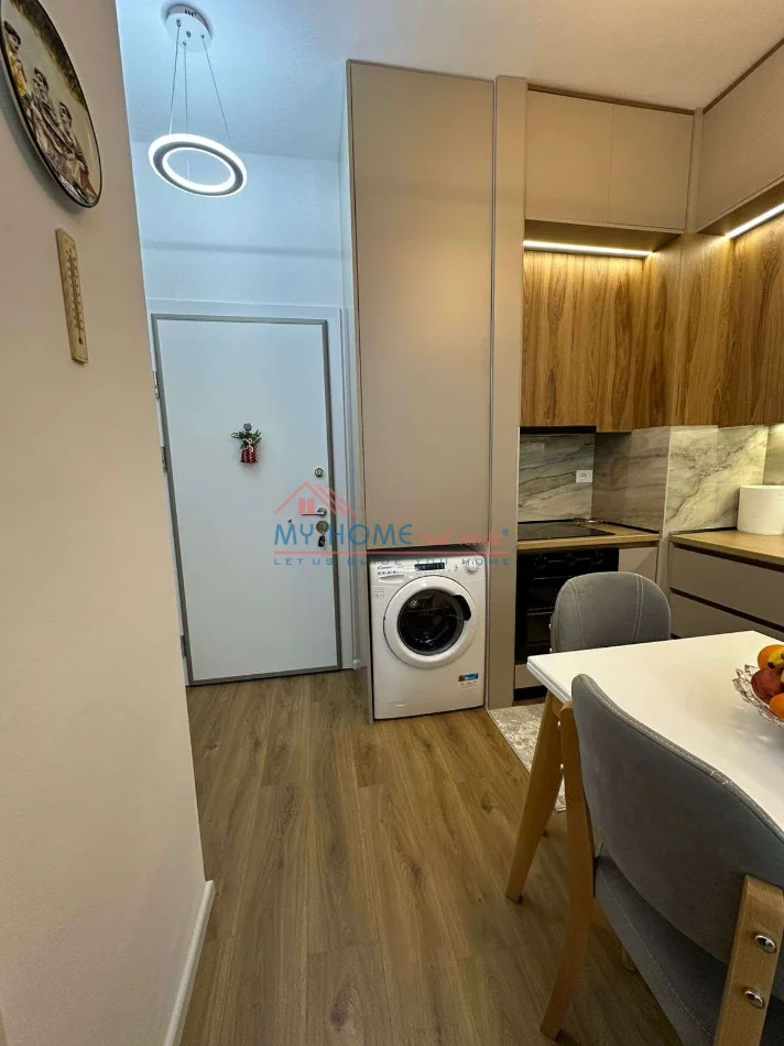 Tirane, jepet me qera apartament 1+1+Ballkon Kati 6, 60 m² 450 € (Rezidenca Kadiu)