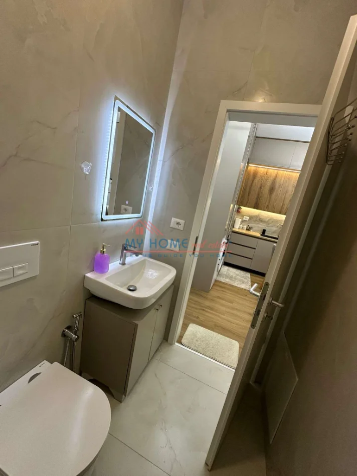 Tirane, jepet me qera apartament 1+1+Ballkon Kati 6, 60 m² 450 € (Rezidenca Kadiu)