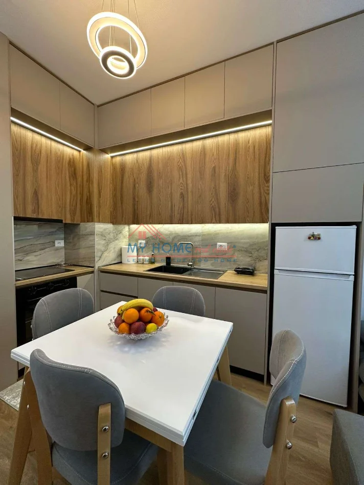 Tirane, jepet me qera apartament 1+1+Ballkon Kati 6, 60 m² 450 € (Rezidenca Kadiu)