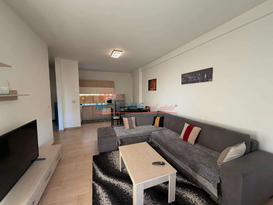 Tirane, jepet me qera apartament 1+1+Ballkon Kati 4, 63 m² 700 € (Kopeshti Botanik)