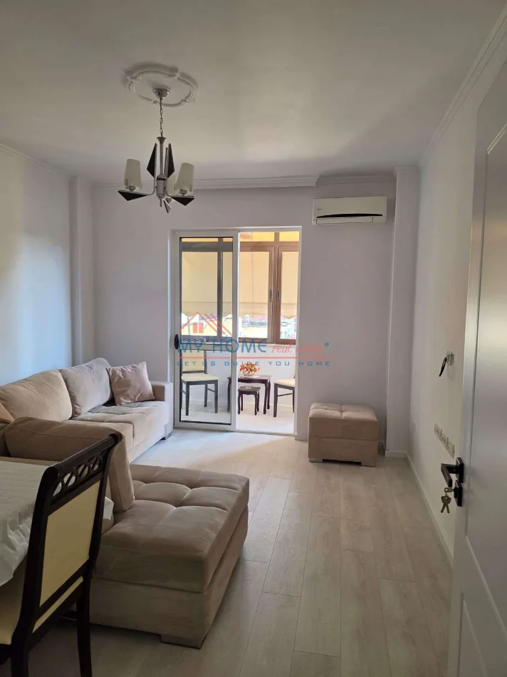 Tirane, jepet me qera apartament 2+1+Ballkon Kati 5, 98 m² 700 € (Rruga e Kavajes)