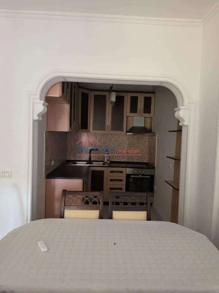 Tirane, jepet me qera apartament 2+1+Ballkon Kati 5, 98 m² 700 € (Rruga e Kavajes)