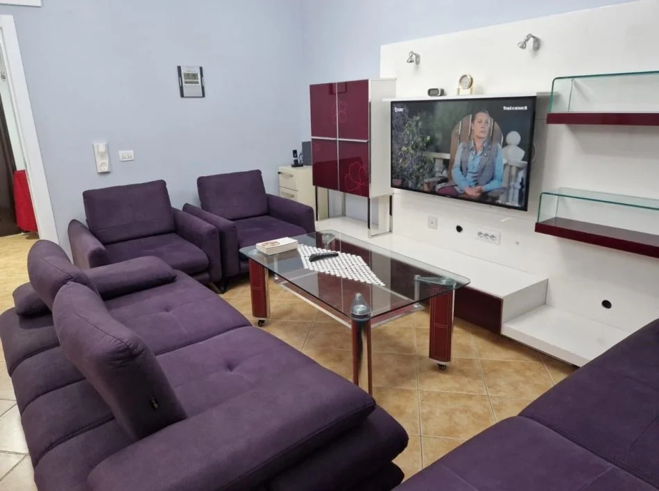 Tirane, jepet me qera apartament 3+1+Ballkon Kati 7, 105 m² 800 € (stacioni i Trenit)