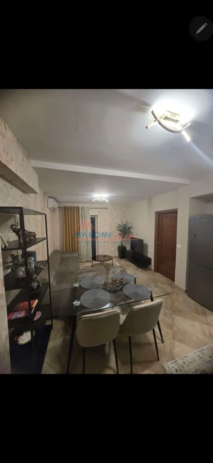 Tirane, jepet me qera apartament 1+1+Ballkon Kati 7, 75 m² 650 € (Rruga e Barrikadave)