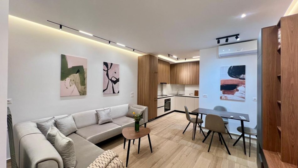 Me Qera : 1+1📍Zogu i Zi (Prane Ring Center) - 75.000 Lek - S.70m² - Pllt.V 2025 || I Pabanuar me Parë & Arreduar me Arkitekt✨️