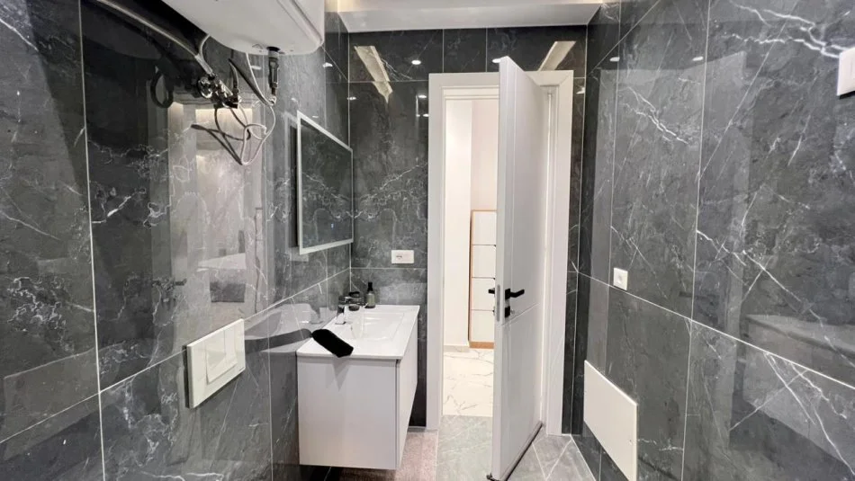 Me Qera : 1+1📍Zogu i Zi (Prane Ring Center) - 73.000 Lek - S.70m² - Pllt.V 2025 || I Pabanuar me Parë & Arreduar me Arkitekt✨️