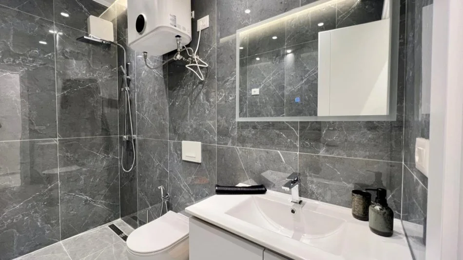 Me Qera : 1+1📍Zogu i Zi (Prane Ring Center) - 73.000 Lek - S.70m² - Pllt.V 2025 || I Pabanuar me Parë & Arreduar me Arkitekt✨️