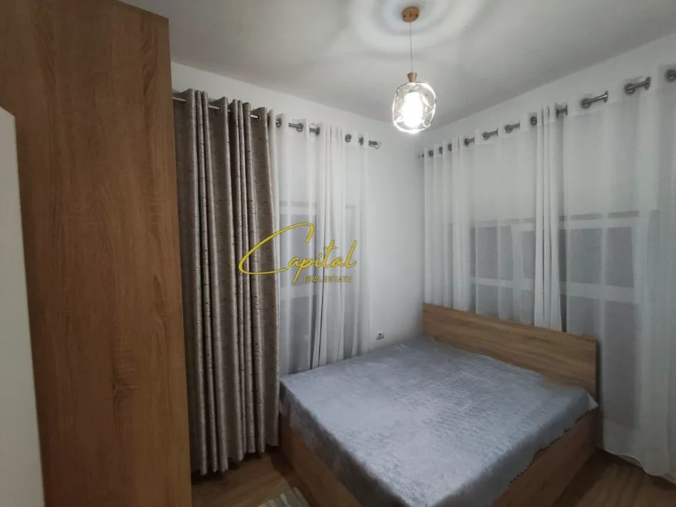 Tirane, jepet me qera apartament 1+1 Kati 2, 55 m² 400 € (ALI DEMI)