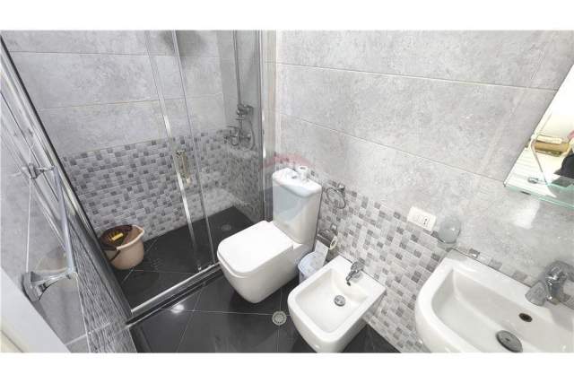 Tirane, jepet me qera apartament 2+1+BLK Kati 5, 100 m² 550 Euro (Petro Nini Luarasi)