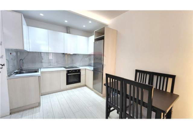 Tirane, jepet me qera apartament 2+1+BLK Kati 5, 100 m² 550 Euro (Petro Nini Luarasi)