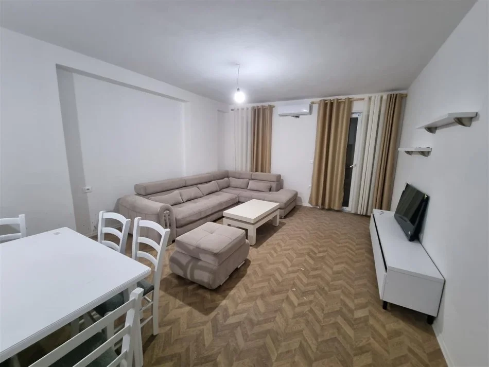 Tirane, jepet me qera apartament 2+1+Ballkon Kati 7, 100 m² 650 € (Ali Dem)
