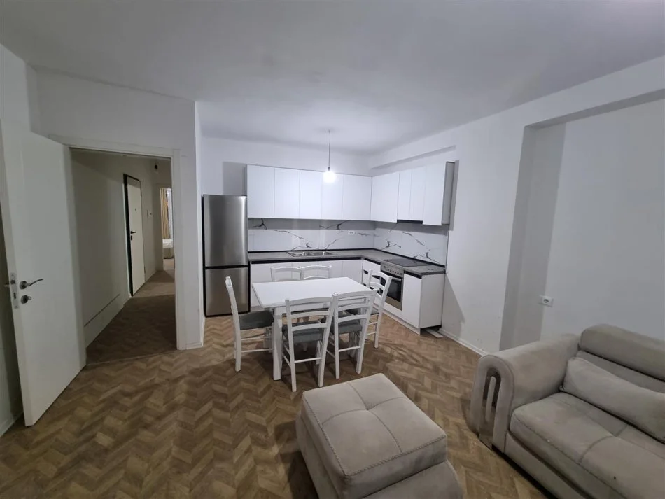 Tirane, jepet me qera apartament 2+1+Ballkon Kati 7, 100 m² 650 € (Ali Dem)
