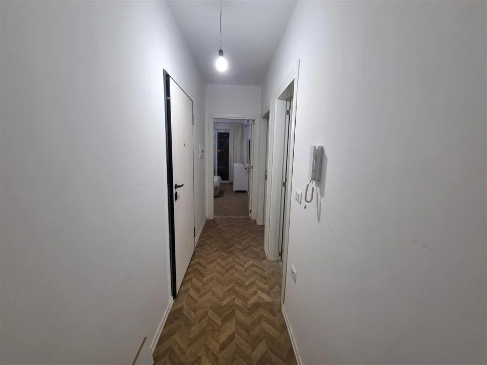 Tirane, jepet me qera apartament 2+1+Ballkon Kati 7, 100 m² 650 € (Ali Dem)