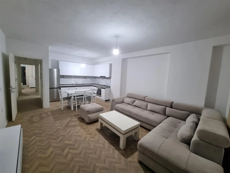 Tirane, jepet me qera apartament 2+1+Ballkon Kati 7, 100 m² 650 € (Ali Dem)