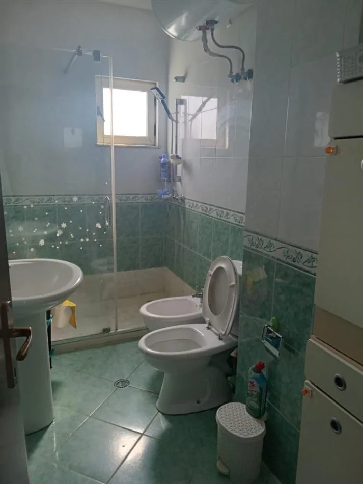 Tirane, jepet me qera apartament 3+1+Ballkon, Kati 6, 81 m² 500 € (rruga e dafinave)