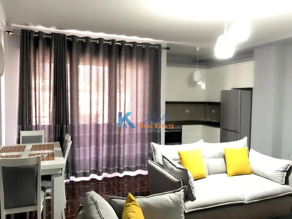 Tirane, jap me qera apartament 1+1+Ballkon Kati 1, 65 m² (21 Dhjetori, afer Zjarrfikses)