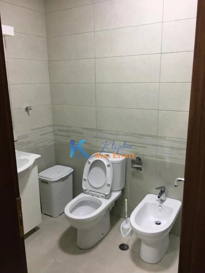 Tirane, jap me qera apartament 1+1+Ballkon Kati 1, 65 m² (21 Dhjetori, afer Zjarrfikses)