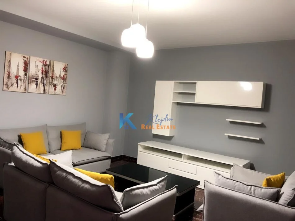 Tirane, jap me qera apartament 1+1+Ballkon Kati 1, 65 m² (21 Dhjetori, afer Zjarrfikses)