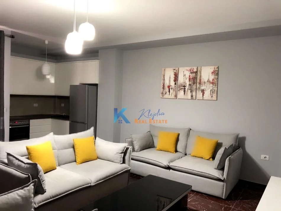 Tirane, jap me qera apartament 1+1+Ballkon Kati 1, 65 m² (21 Dhjetori, afer Zjarrfikses)