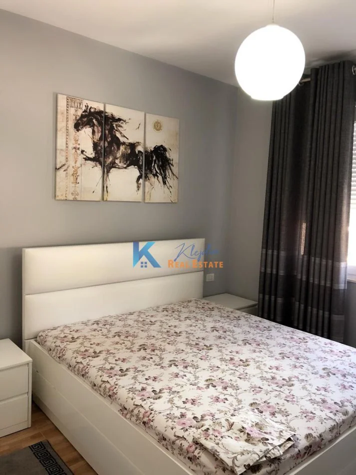 Tirane, jap me qera apartament 1+1+Ballkon Kati 1, 65 m² (21 Dhjetori, afer Zjarrfikses)