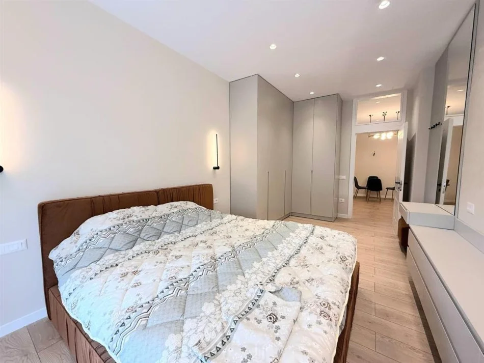 Tirane, jepet me qera apartament 2+1+Ballkon Kati 1, 90 m² 800 € (LIQENI THATE)