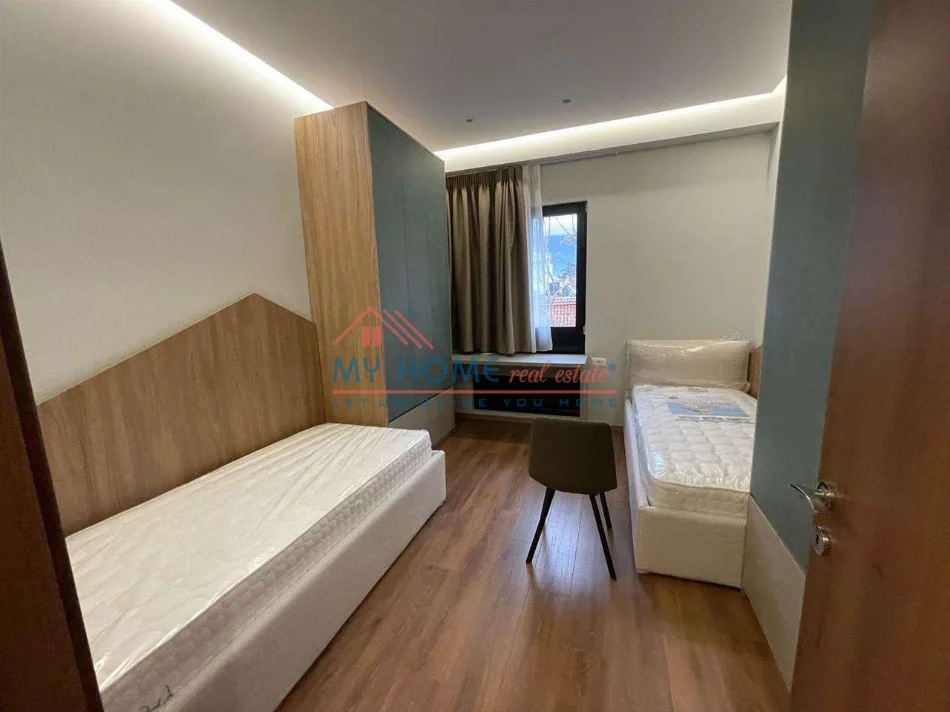 Tirane, jepet me qera apartament 2+1+Ballkon Kati 2, 113 m² 700 € (Rruga e Dibres)