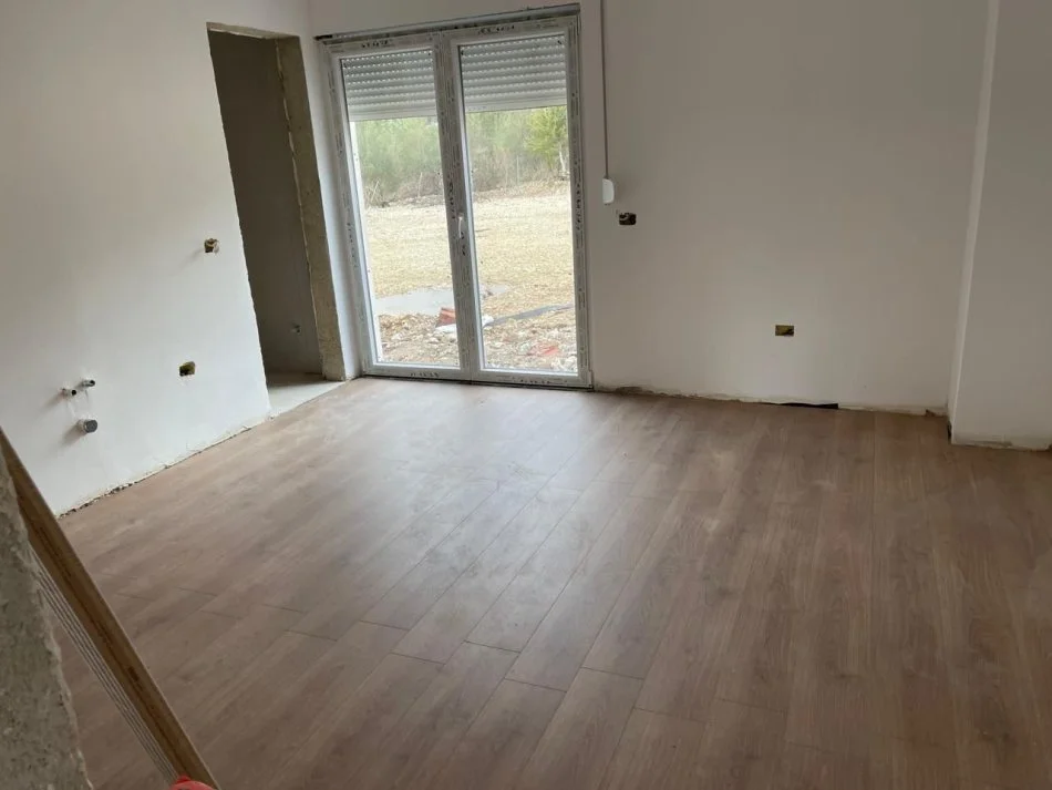 🔵 Shitet: 1+1 Himarë ( te kalçeto) 📍 - (120.000 Eu) Sip : 52 m² & 1 post parkimi përfshirë || 120.000 euro || Pallat i sapo përfunduar🔥🔥