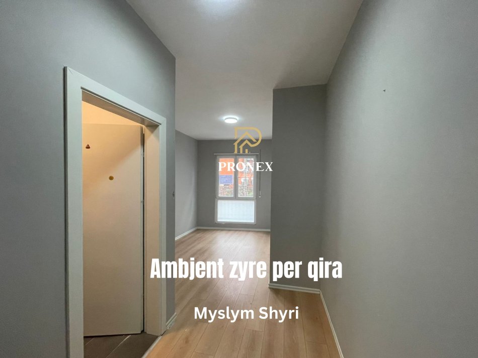 Tirane, jepet me qera zyre Kati 1, 30 m² 500 € (Myslym Shyri)
