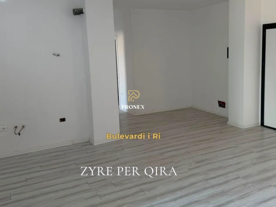 Tirane, jepet me qera zyre Kati 1, 105 m² 700 € (Bulevardi i Ri)