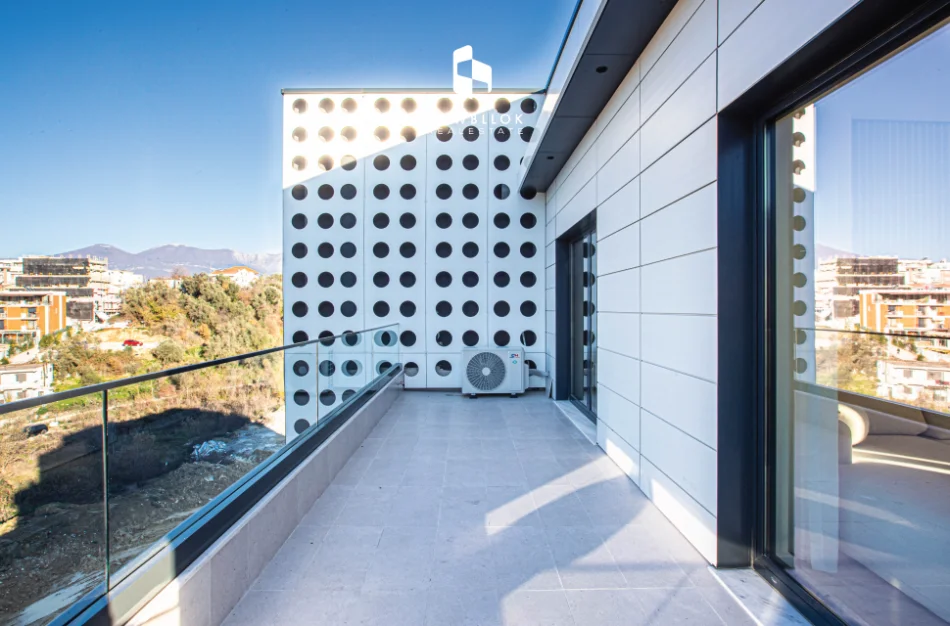 💫 94m² Perfeksion me Oxhak, Tarracë & Verandë! 💥 Shitet Penthouse 1+1 Luxury P.2025 - Mbi 50K Investim & Pamje Ballore (📍LIQENI THATË - RADISSON 🏢