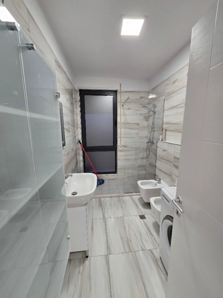Tirane, jepet me qera apartament 1+1+Ballkon Kati 2, 70 m² 600 € (FUSHA E ALI DEMIT)