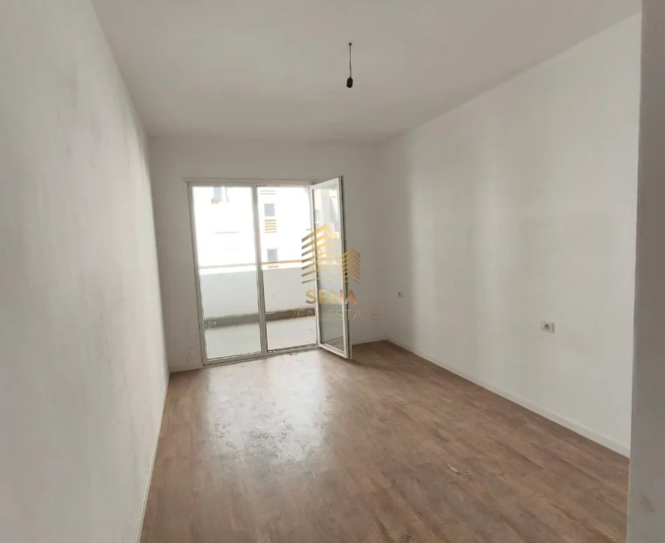 Tirane, shitet apartament 1+1+Ballkon Kati 4, 82 m² 142.000 € (Laprake, Kompleksi E-88)