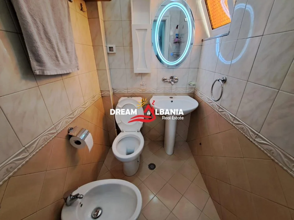 Tirane, jepet me qera apartament 3+1 Kati 3, 110 m² 900 € (ne Komunen e Parisit ne afersi te Abi Bank)