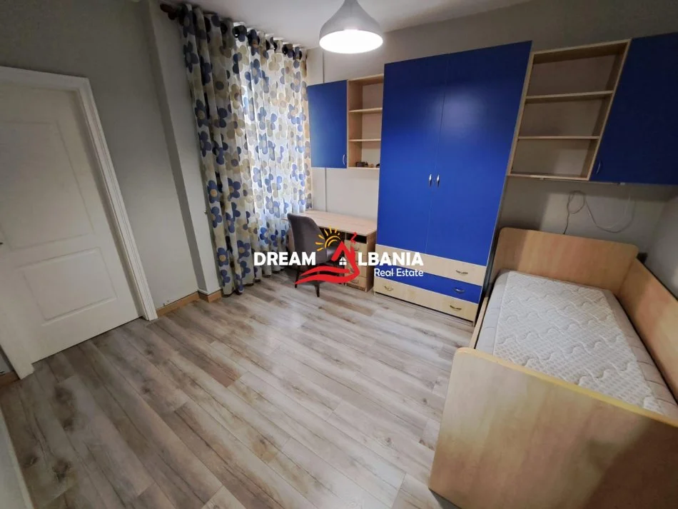 Tirane, jepet me qera apartament 3+1 Kati 3, 110 m² 900 € (ne Komunen e Parisit ne afersi te Abi Bank)