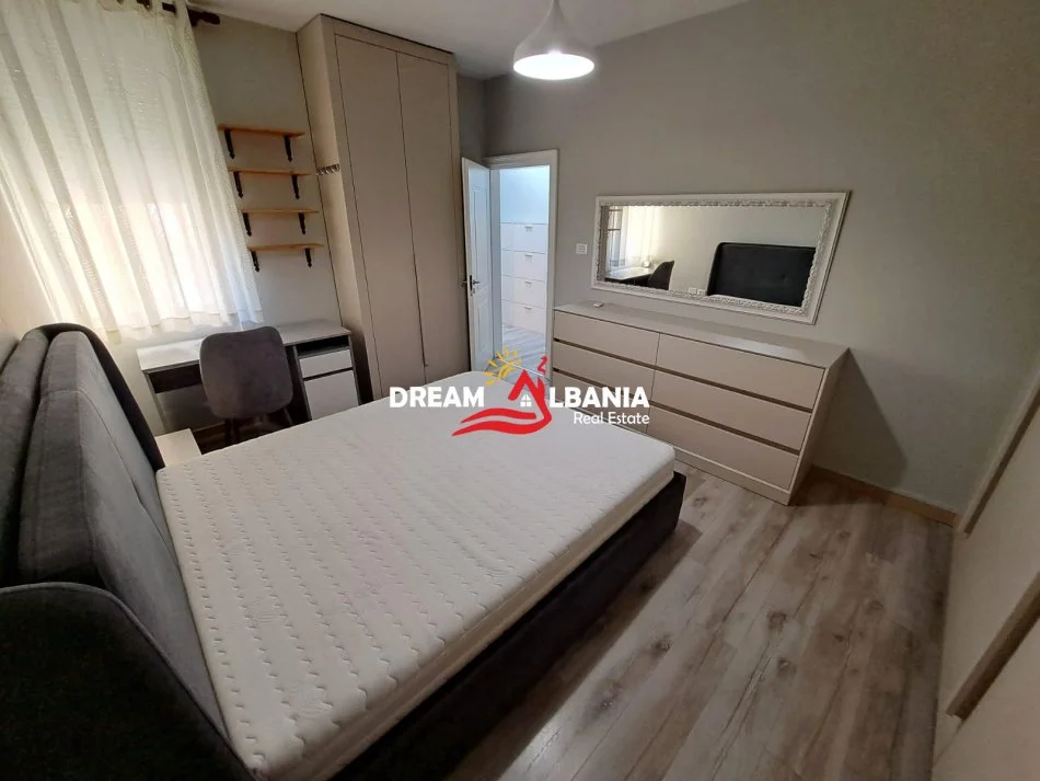 Tirane, jepet me qera apartament 3+1 Kati 3, 110 m² 900 € (ne Komunen e Parisit ne afersi te Abi Bank)